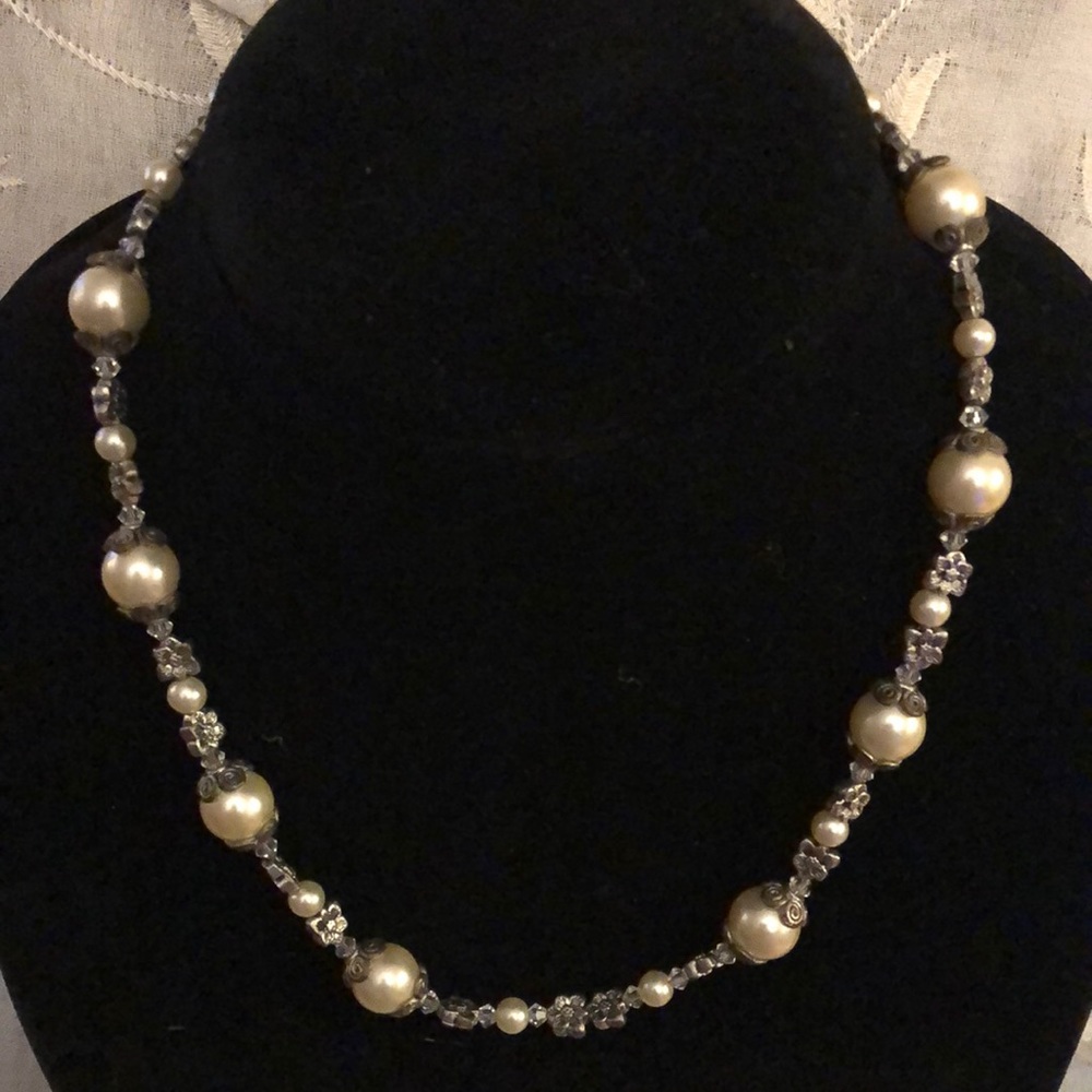 Elegant Pearl and Crystal Necklace